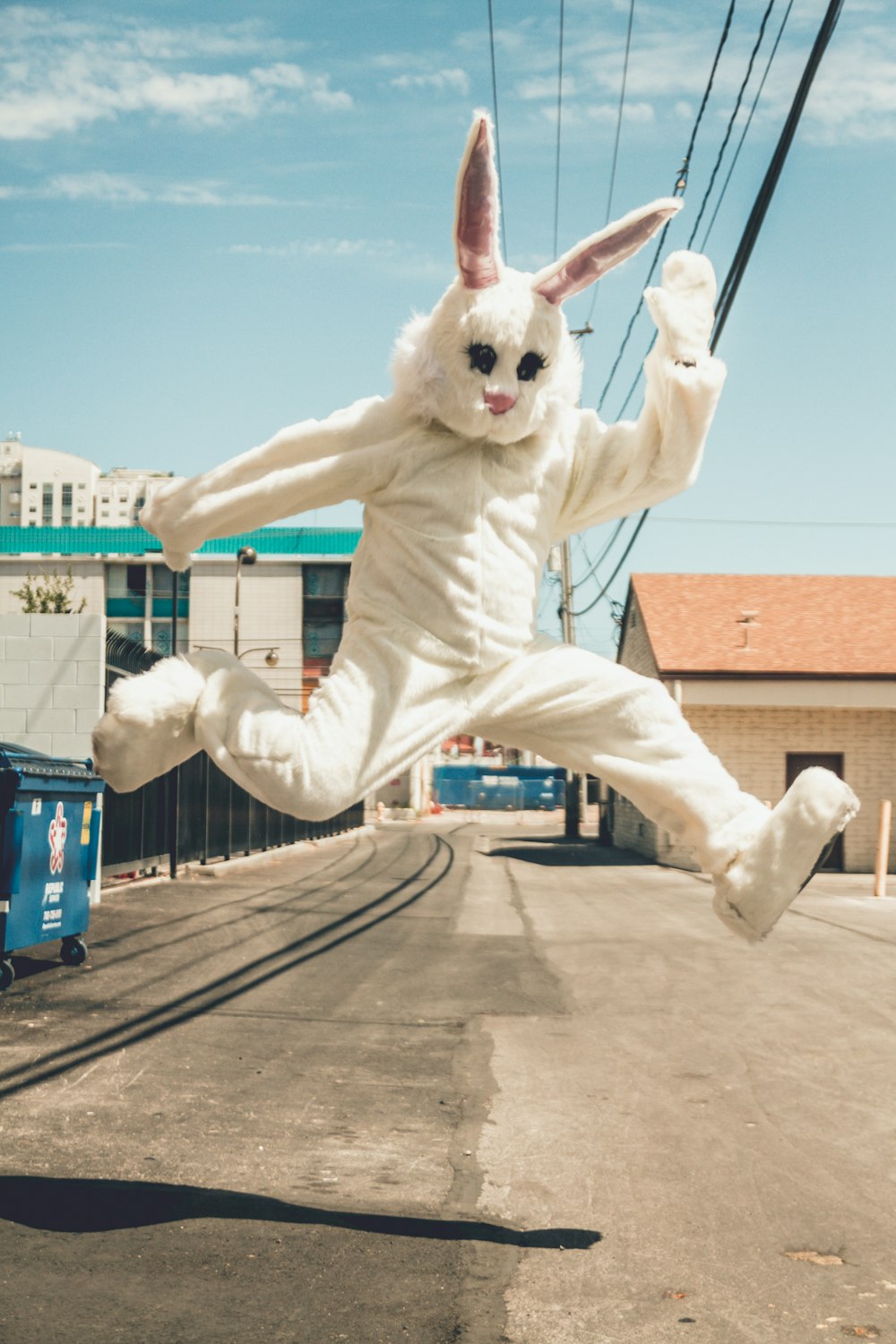 Homem em traje de coelho no ar em fotografia de lapso de tempo
