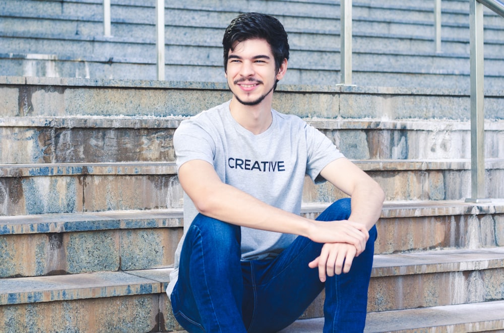 man wearing gray crew-neck shirt