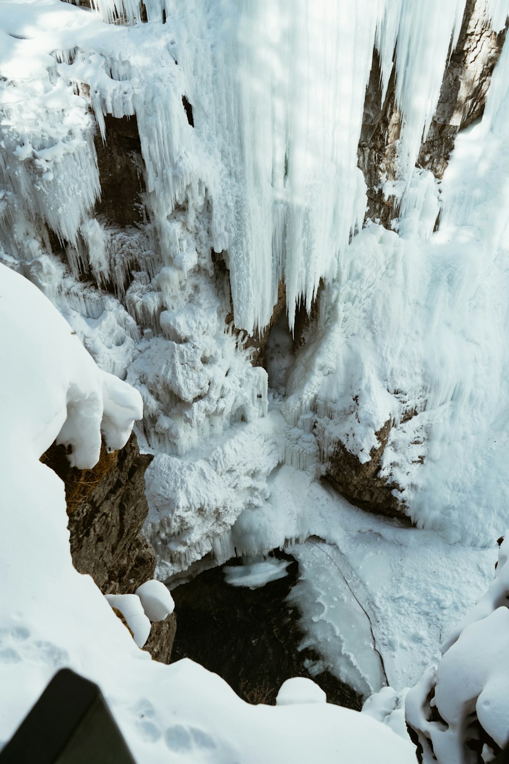 ice covered rocks during daytime