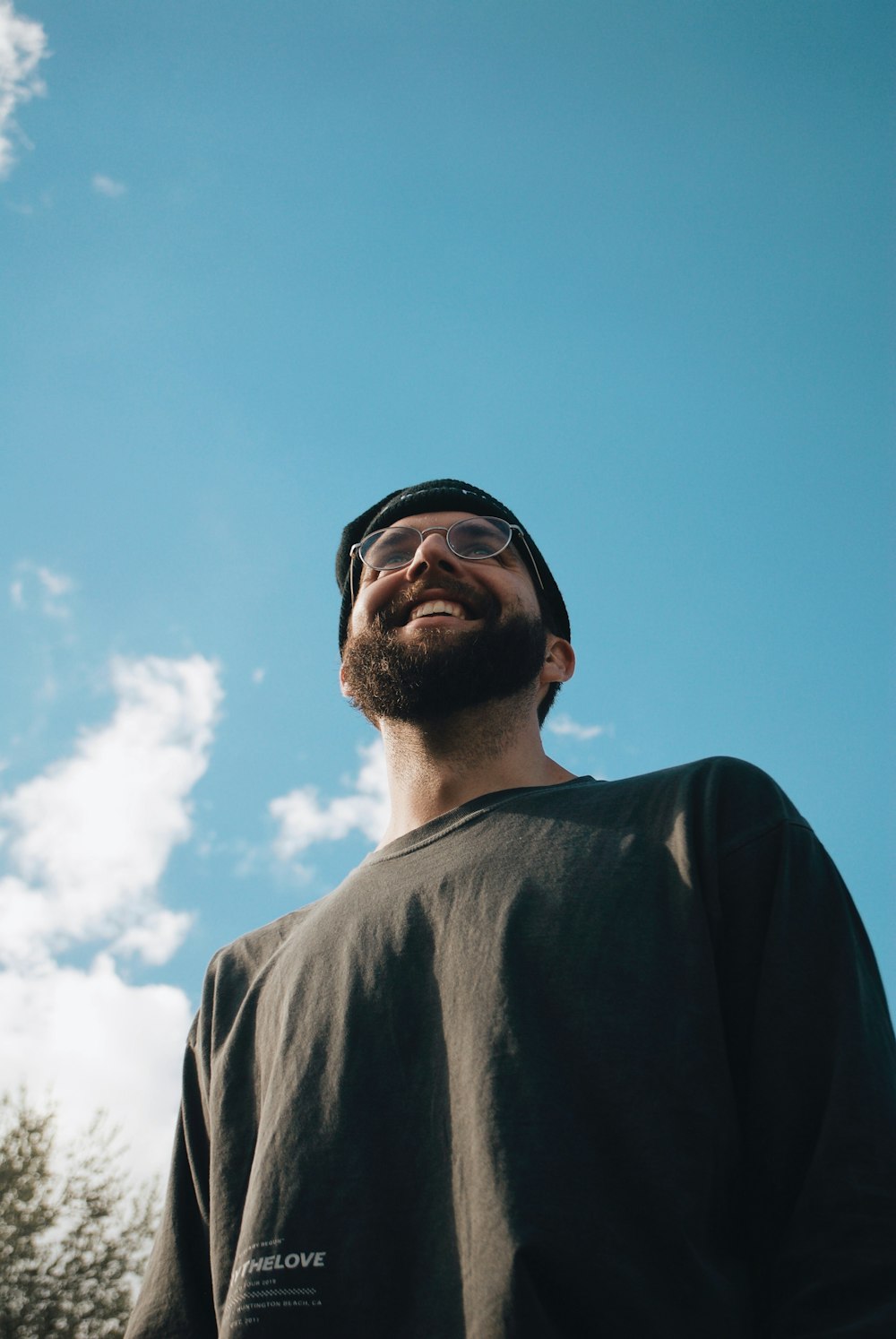 homme debout pendant la journée