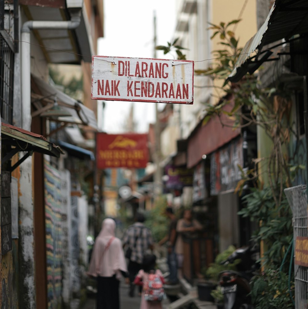 dilarang naik kendaraan hanging board