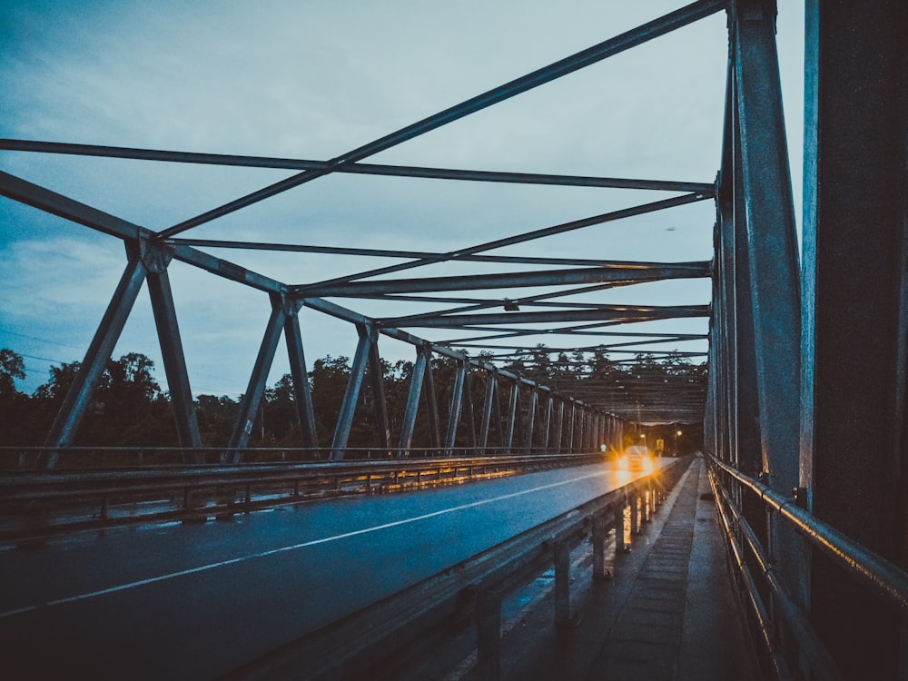 pont en béton gris