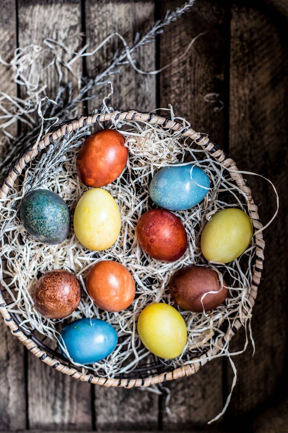 huevos de colores variados
