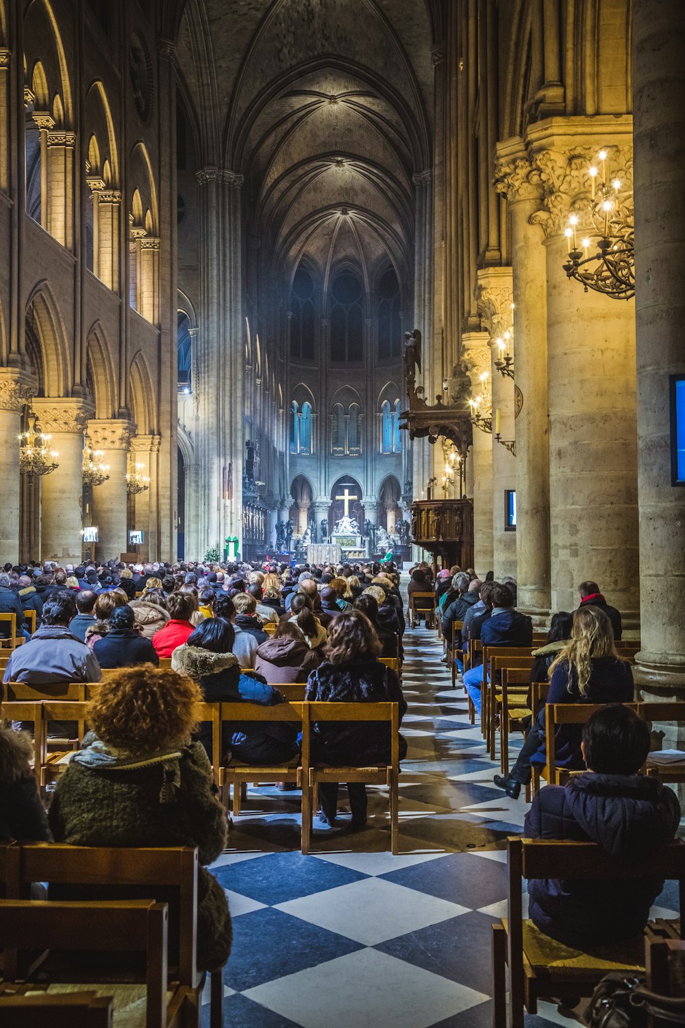 les gens à l’église