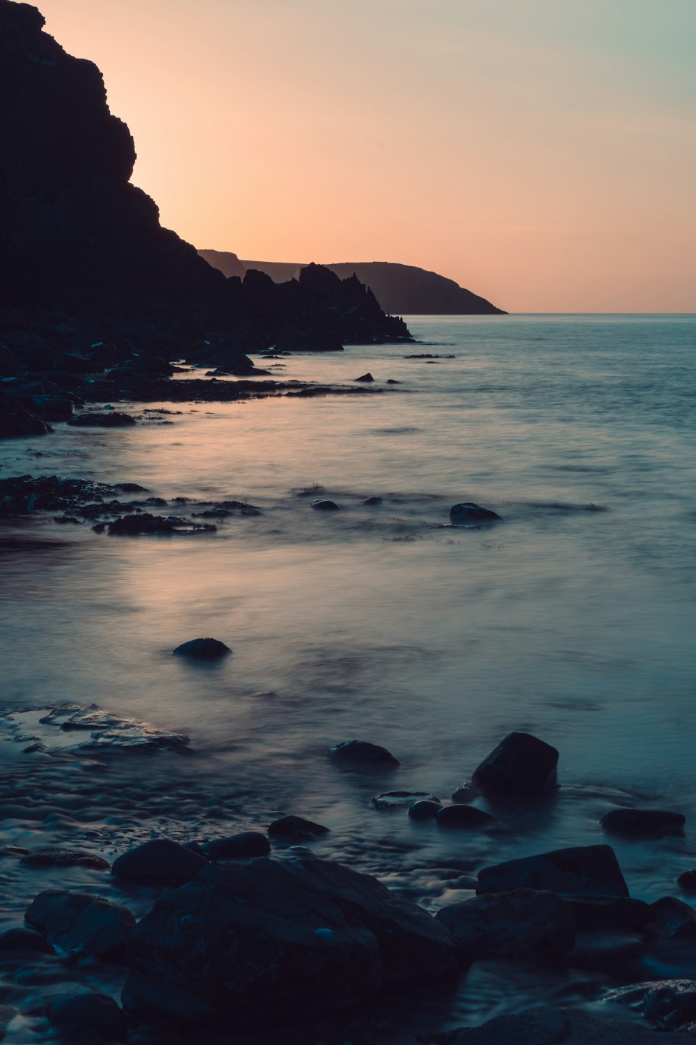 海辺の岩