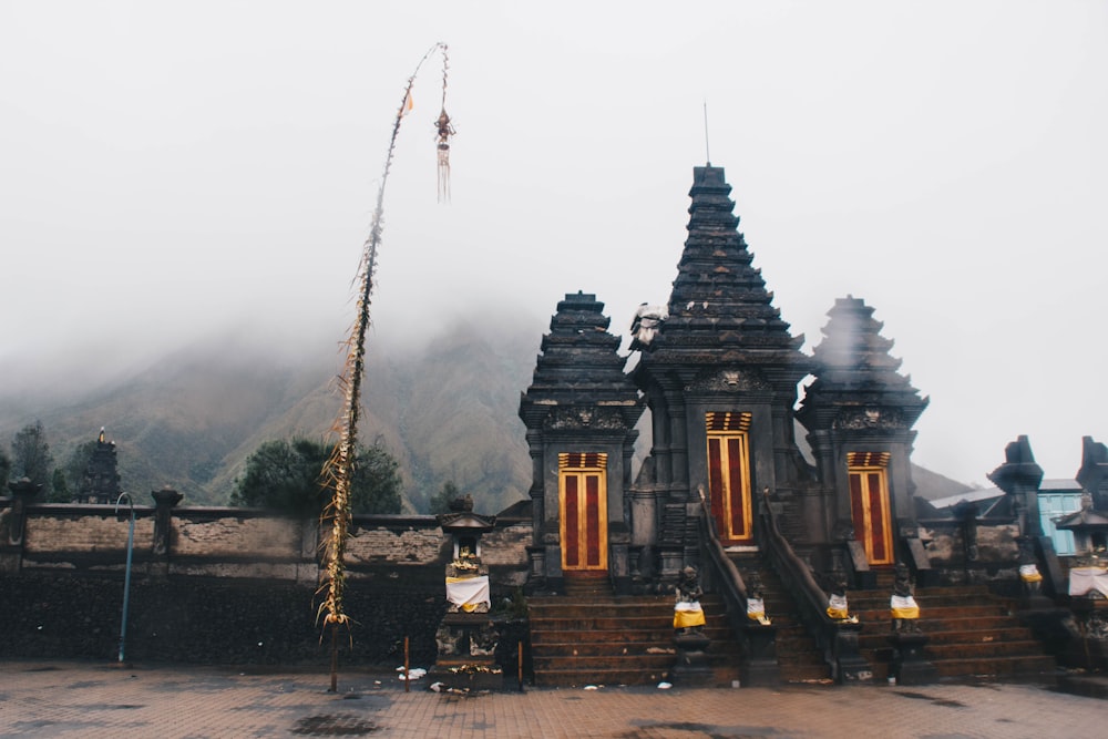 霧の深い昼間の灰色のコンクリートの神社