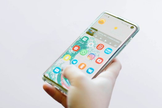 Cross-platform mobile development, representing React Native and Flutter.