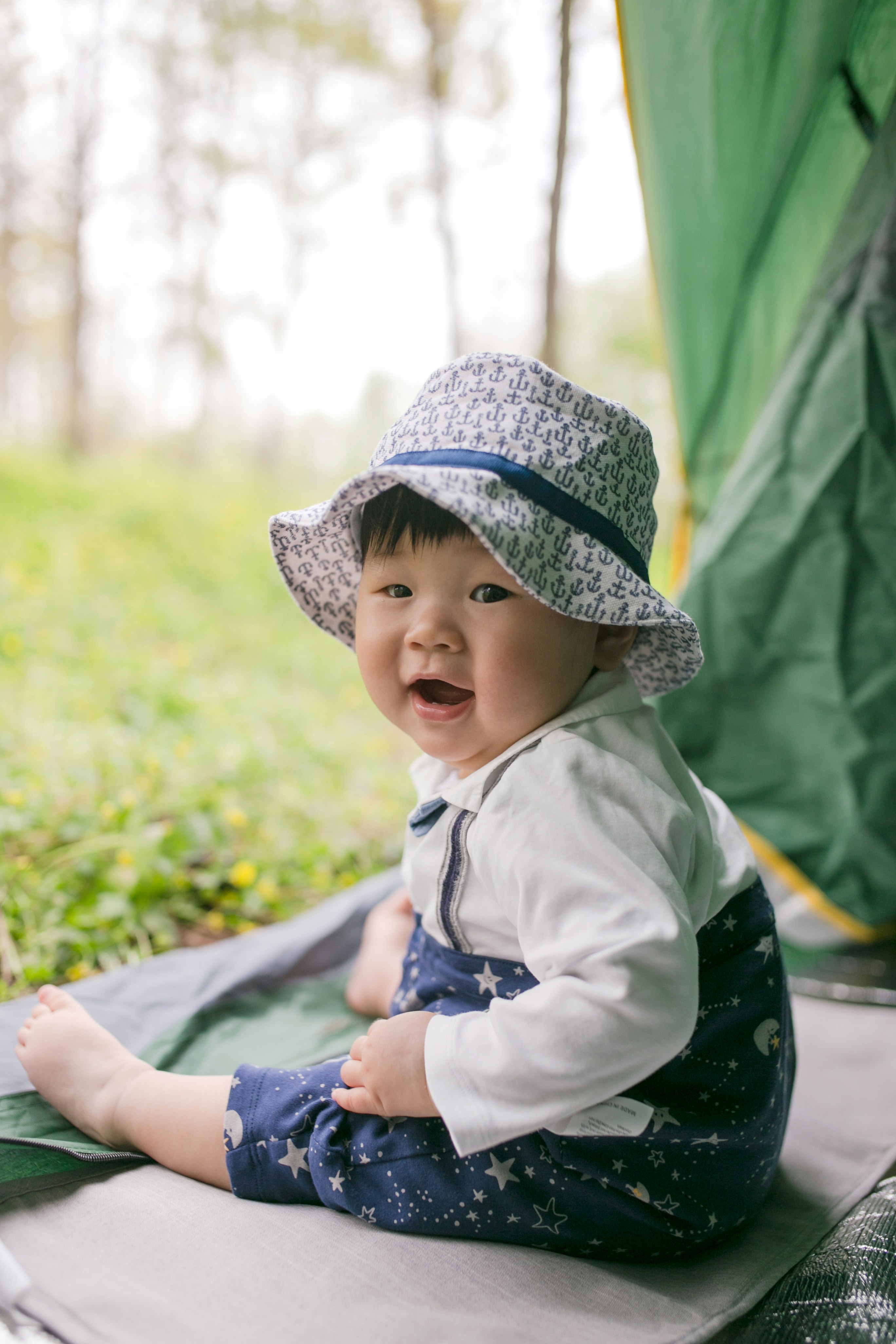 girl wearing white and grey hat