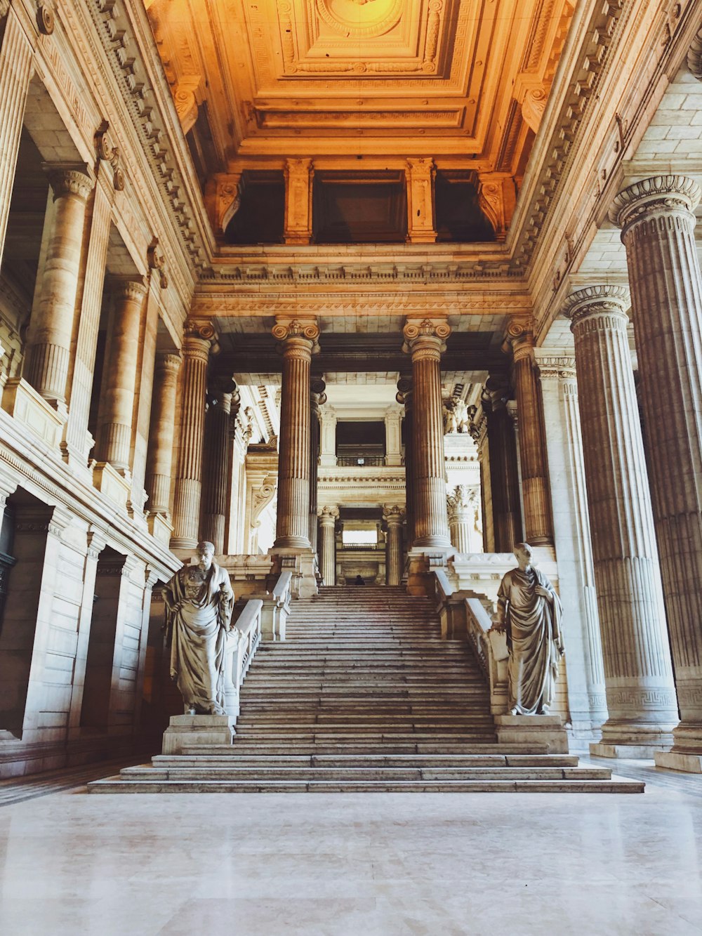 Photographie en contre-plongée de l’escalier