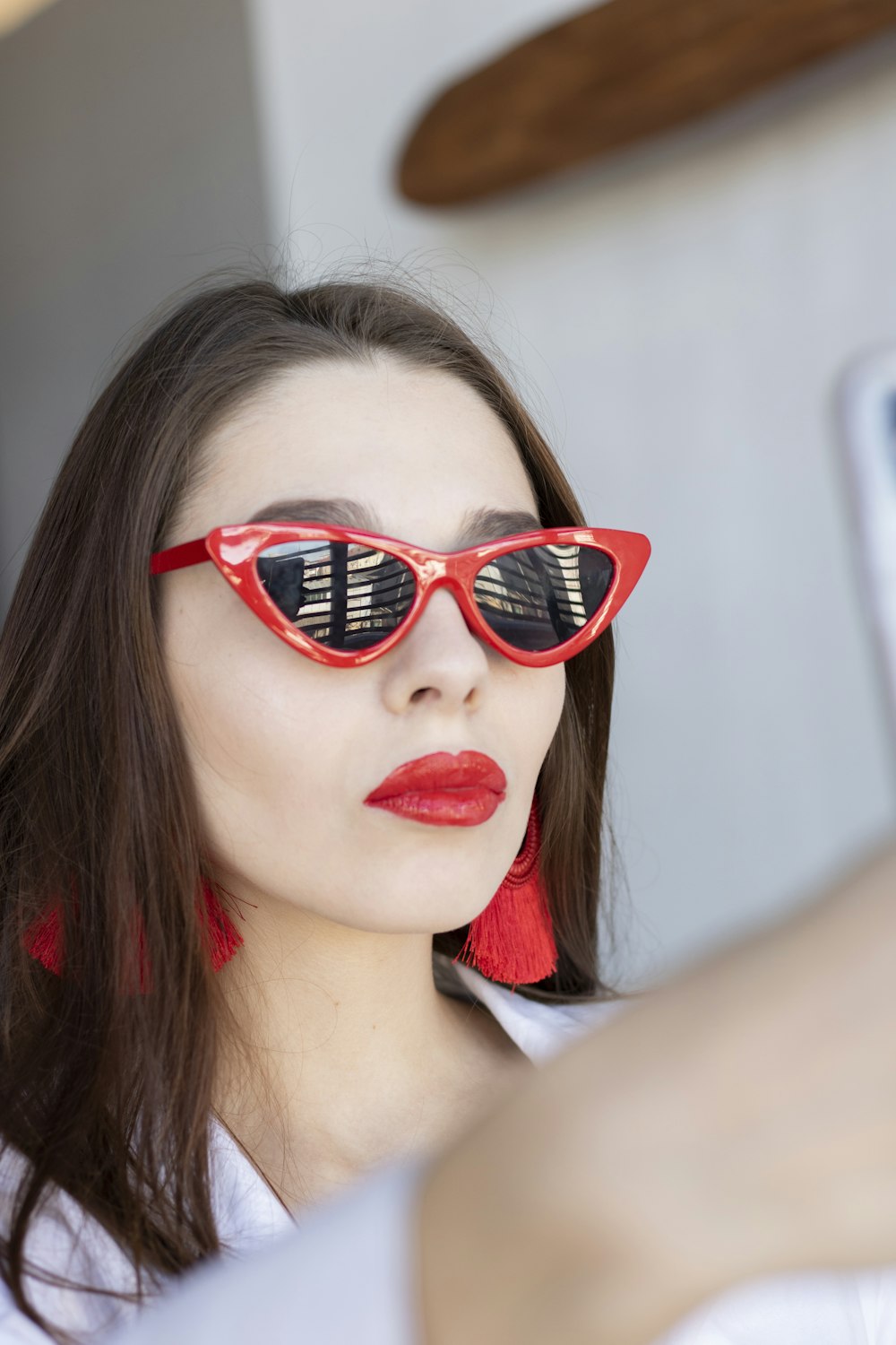 Frau mit klassischer Sonnenbrille mit rotem Rahmen