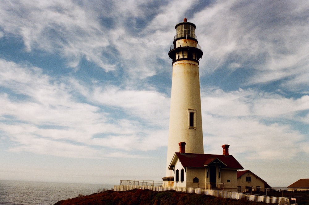 farol perto do corpo de água