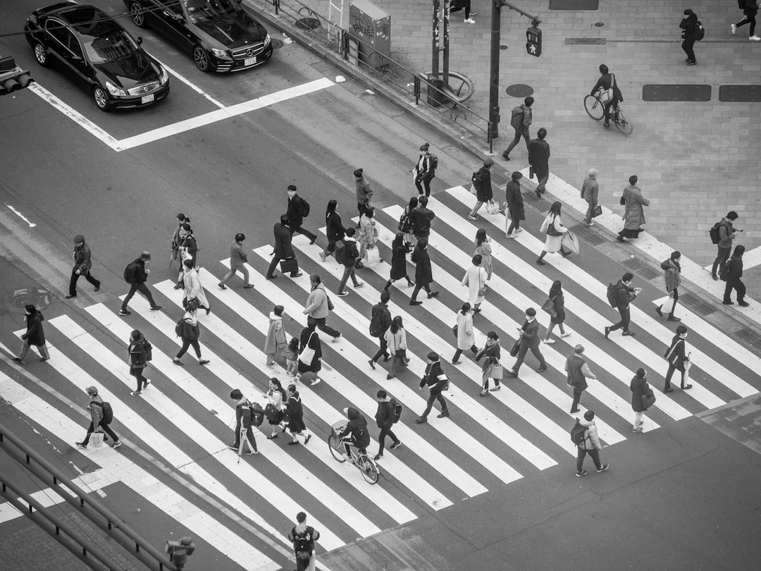 После длительного перехода люди. Толпа пешеходов. Люди на пешеходном переходе. Люди идут через пешеходный переход. Толпа людей на пешеходном переходе.