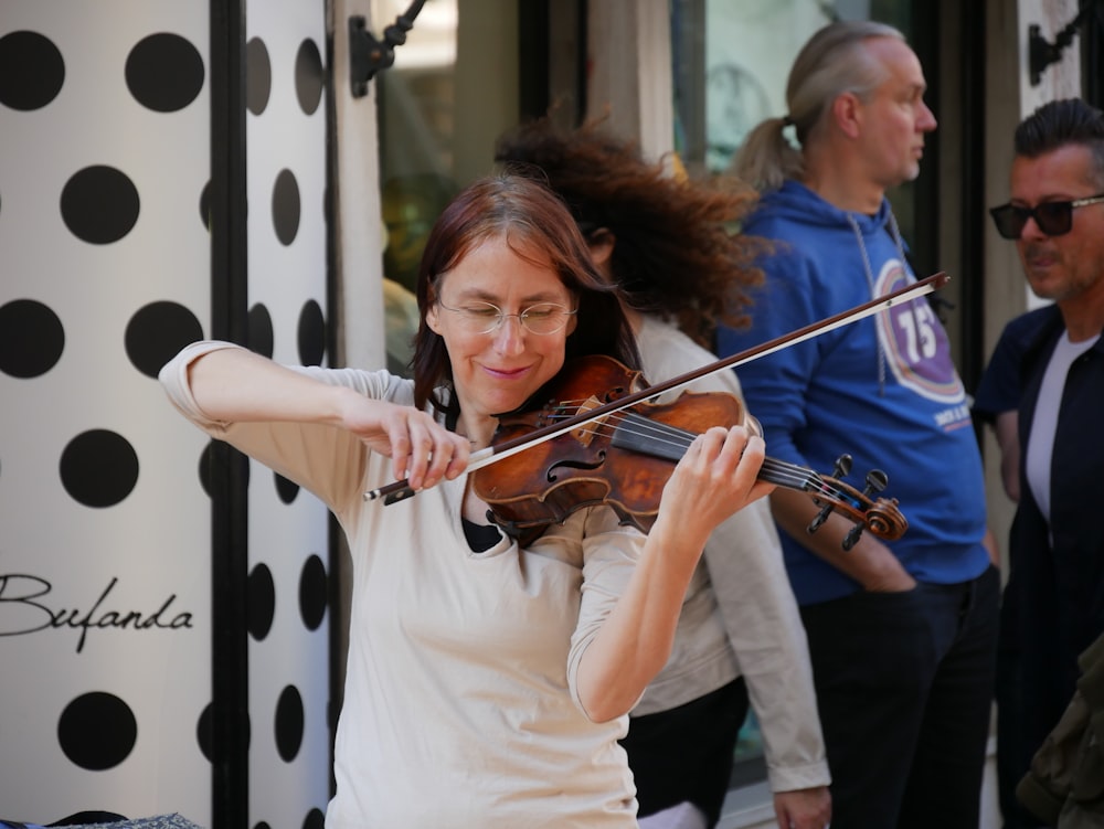 donna che suona il violino