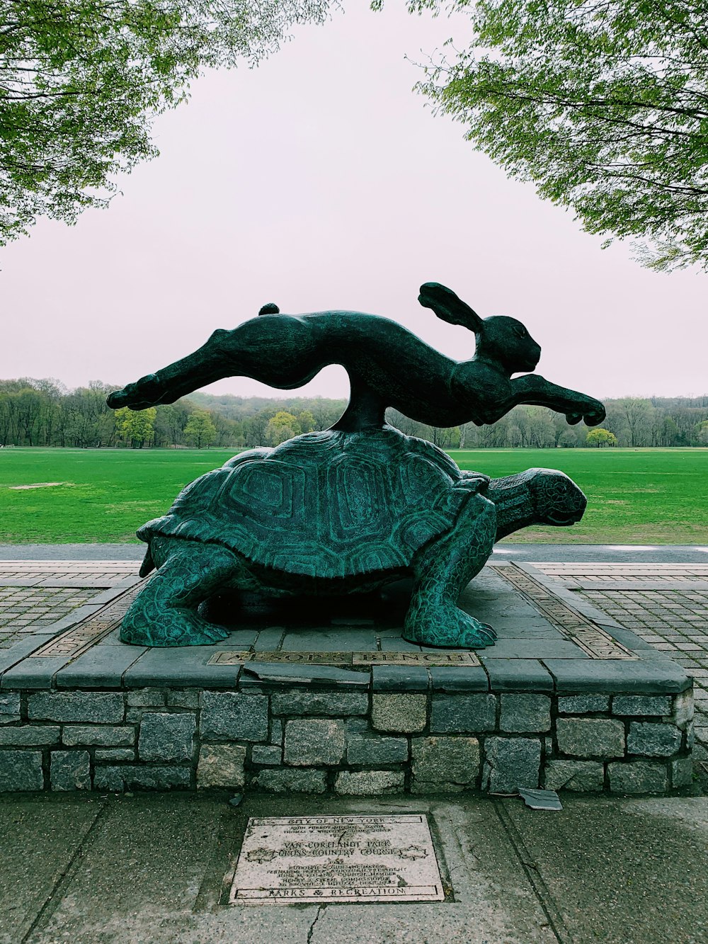 Hasen- und Schildkrötenstatue