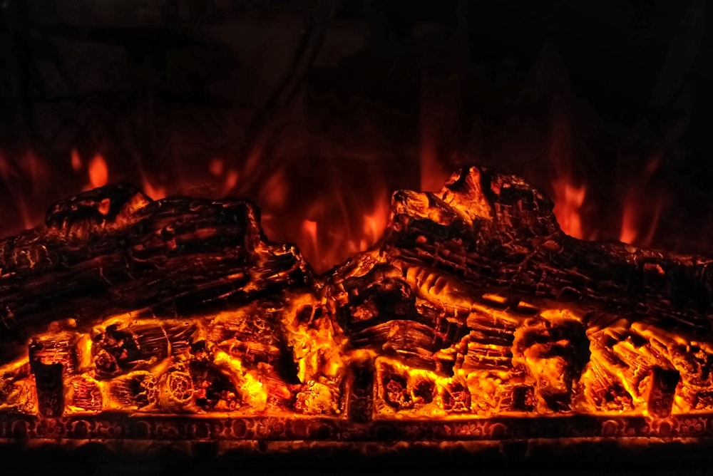 Un feu brûlant dans une cheminée avec beaucoup de flammes
