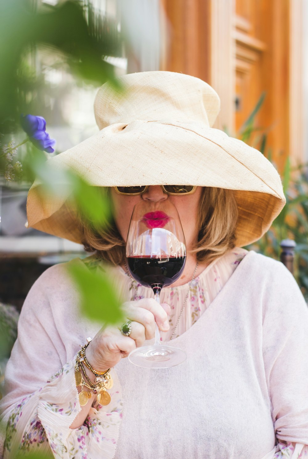 mulher segurando o copo de vinho