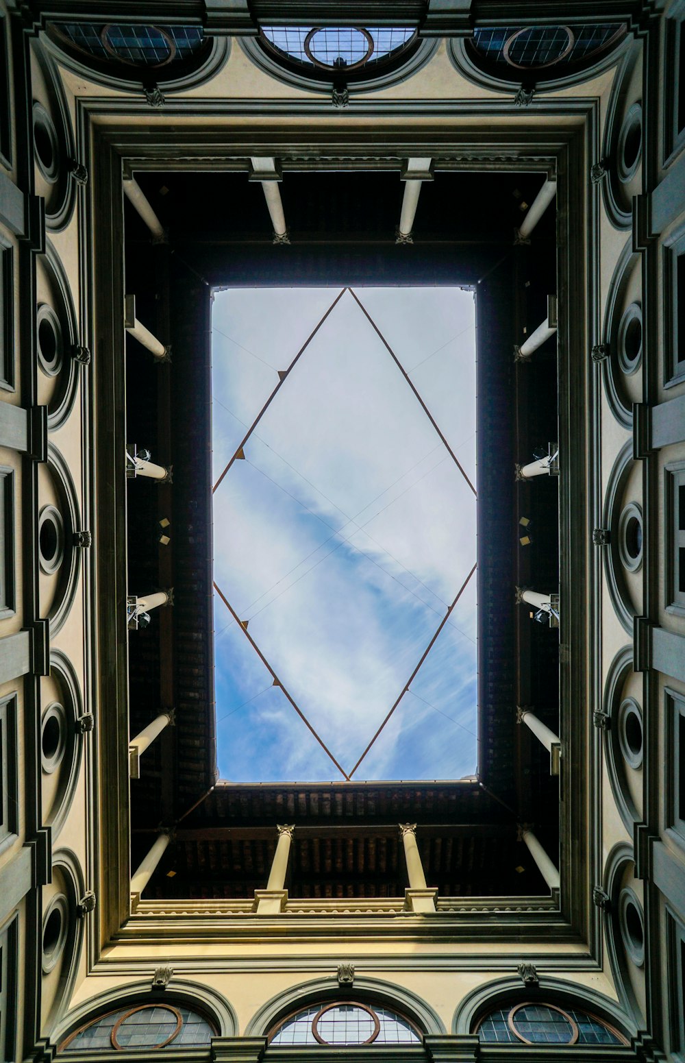 Fotografía de ángulo bajo del edificio durante el día