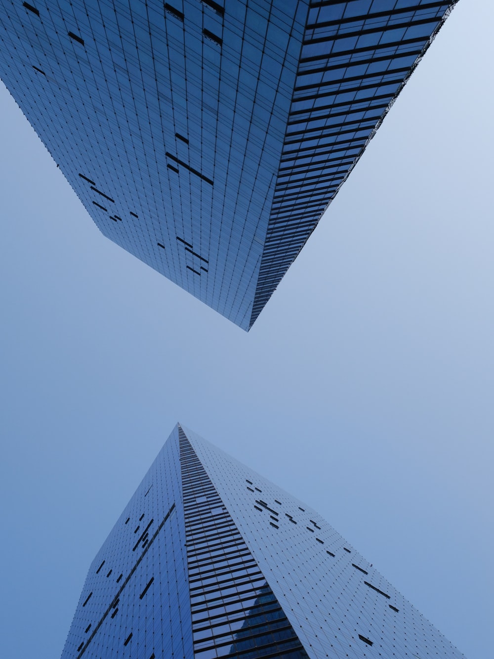 Fotografia di vista dell'occhio di verme di due edifici
