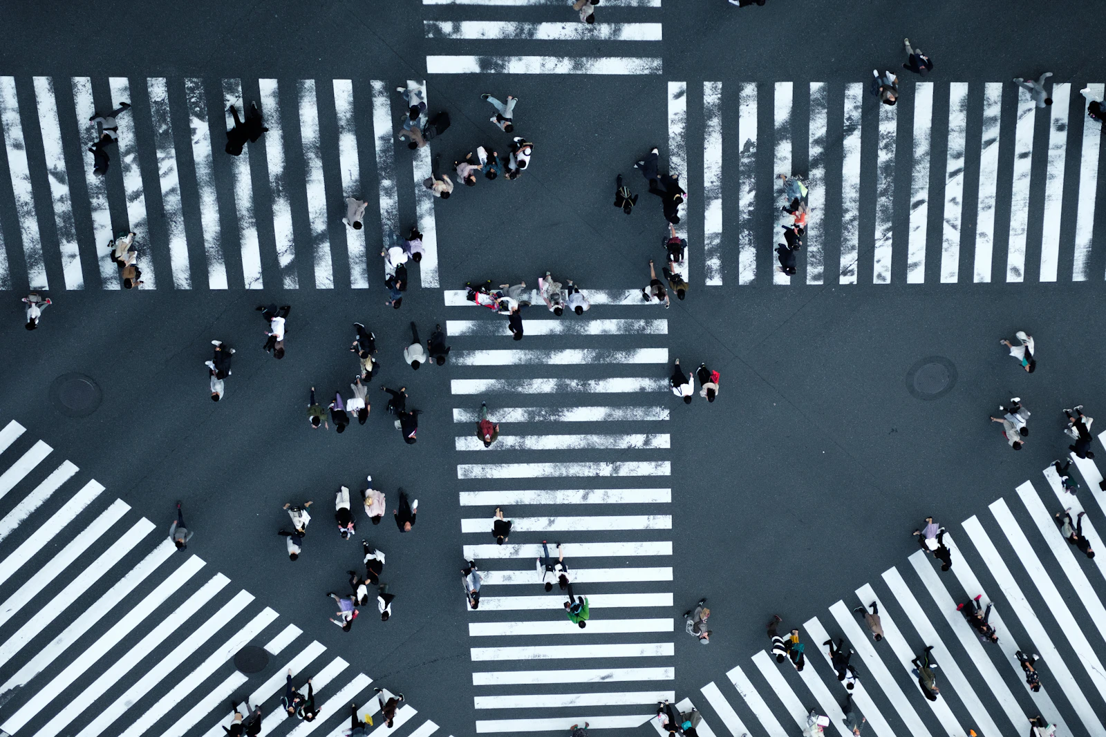 Pessoas caminhando em direções diferentes na rua