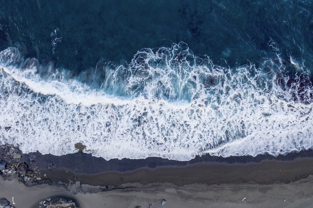 Photo aérienne des vagues de l’océan