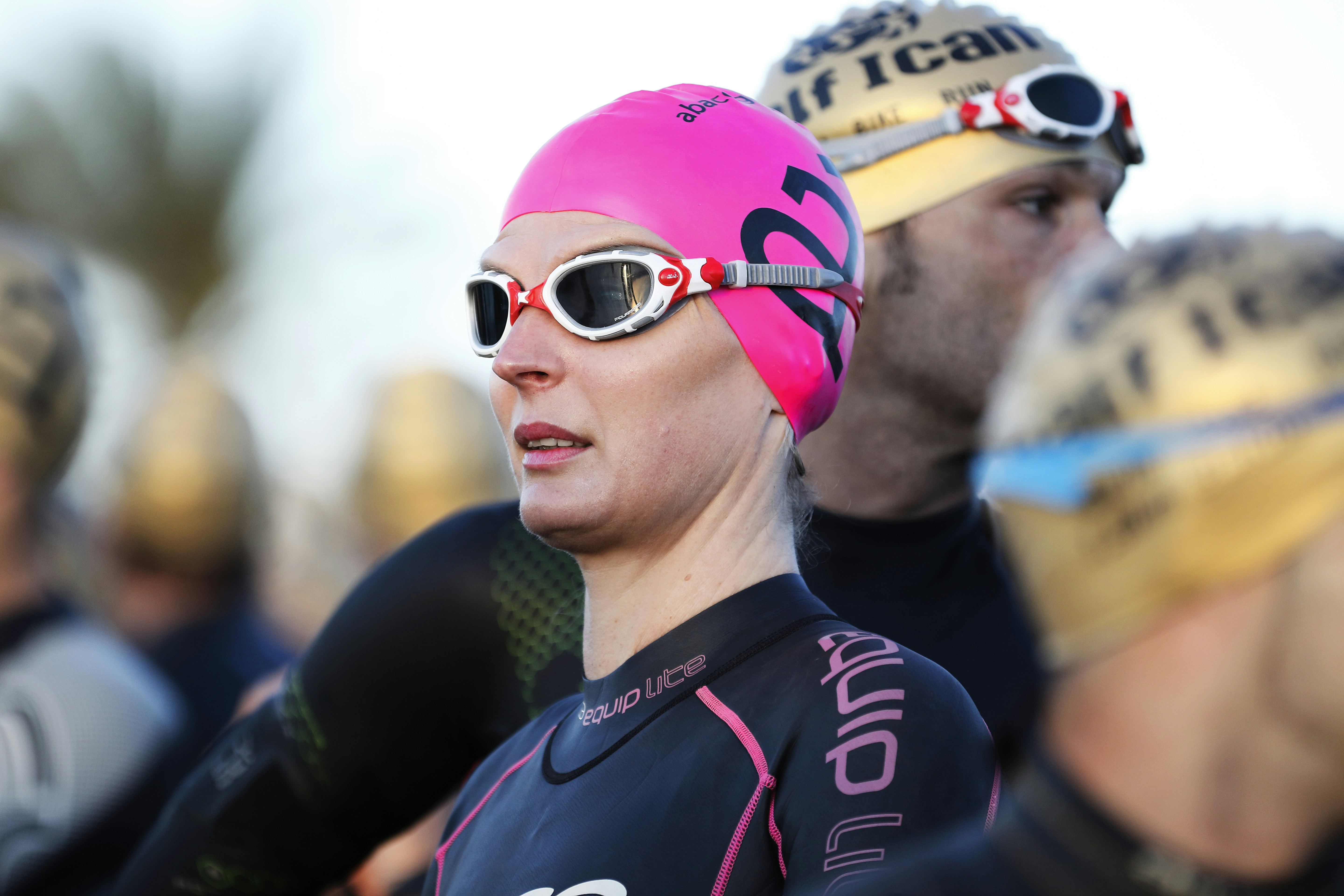 Triatleta concentrada durante los momentos previos a iniciar el sector de natación en un triatlón celebrado en Málaga.