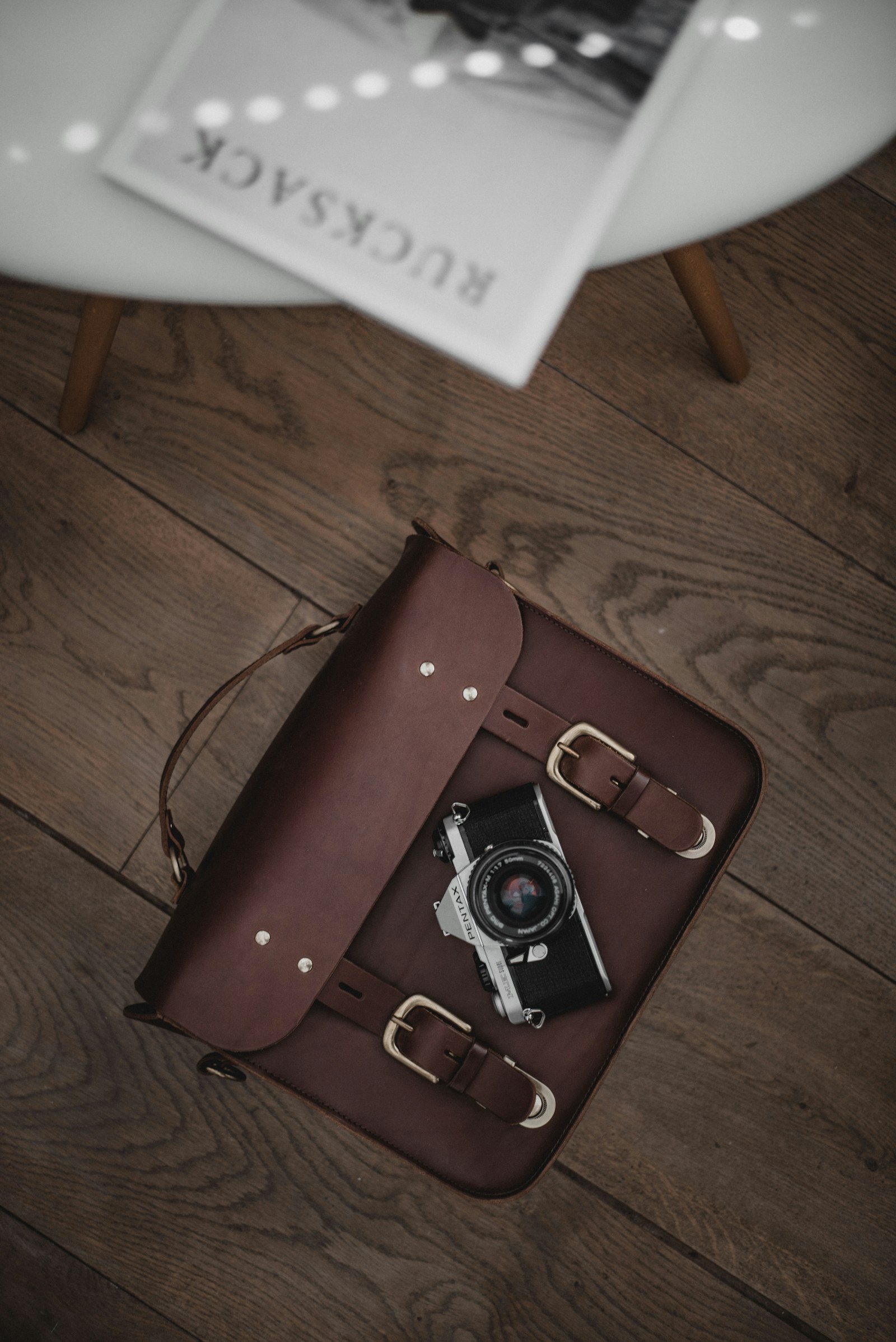 Summicron-M 1:2/50 sample photo. Brown leather case on photography
