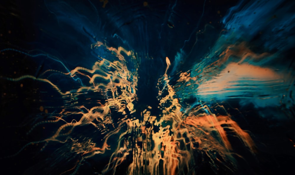 Ein abstraktes Bild eines blau-gelben Feuerwerks
