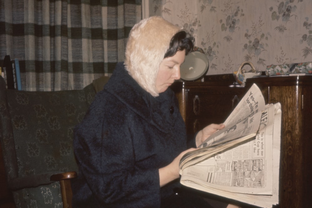 mulher segurando jornal