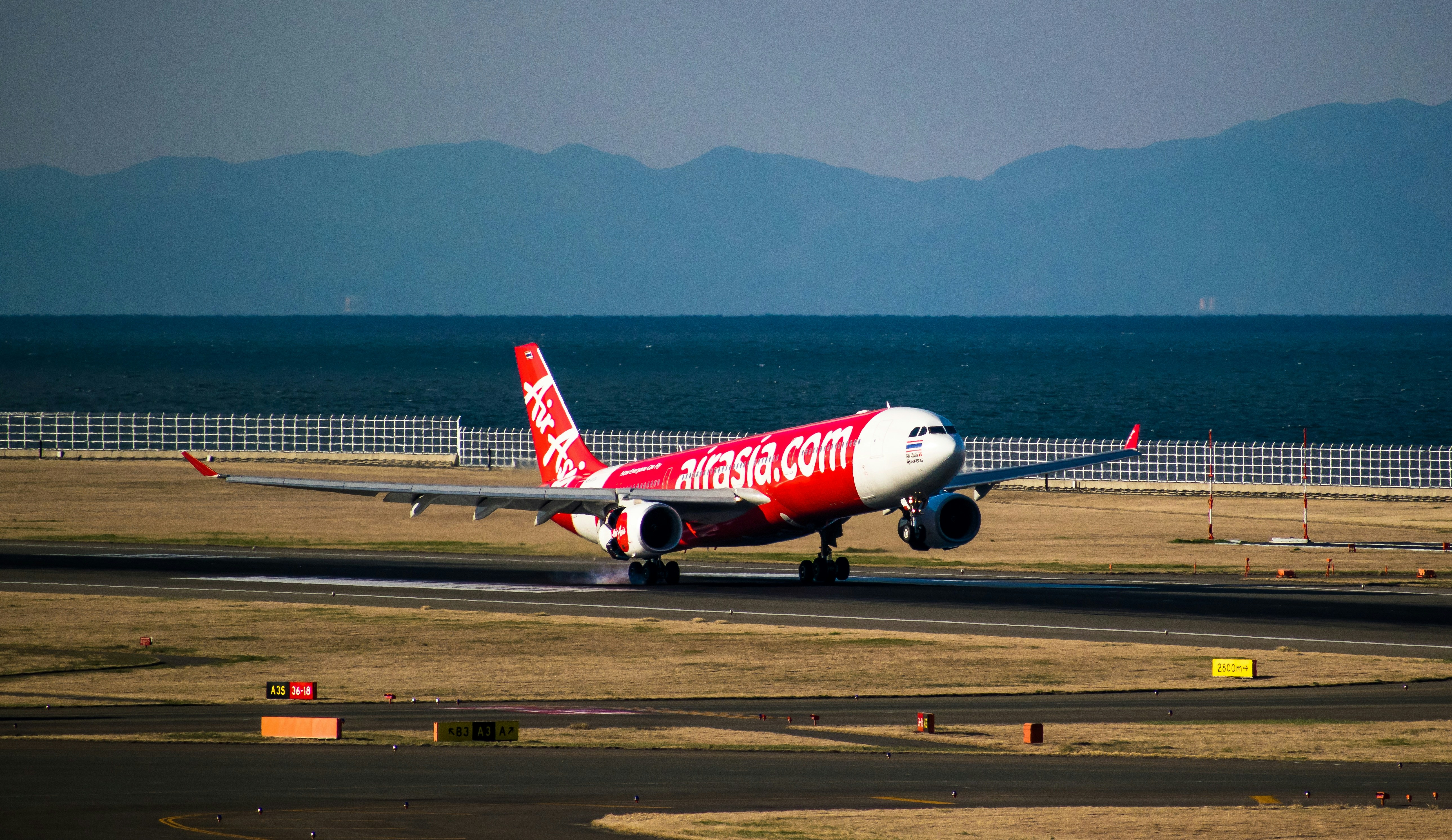 White and red airliner photo – Free Aircraft Image on Unsplash