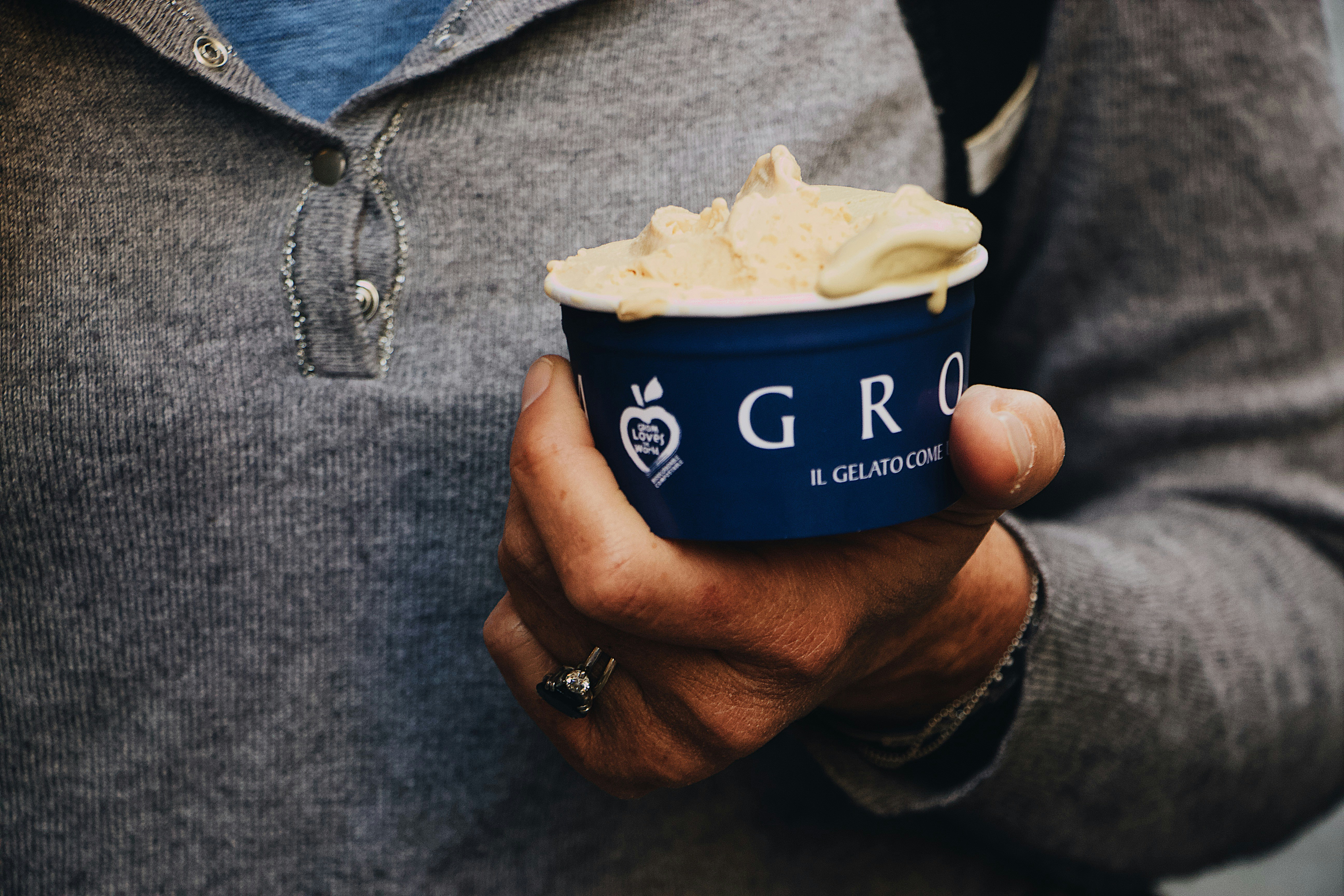 persona che tiene il gelato Gro