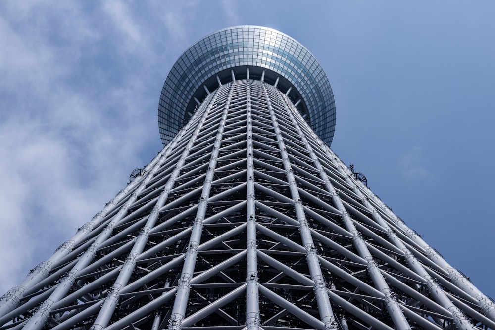 torre cinzenta com topo redondo sob o céu nublado cinzento