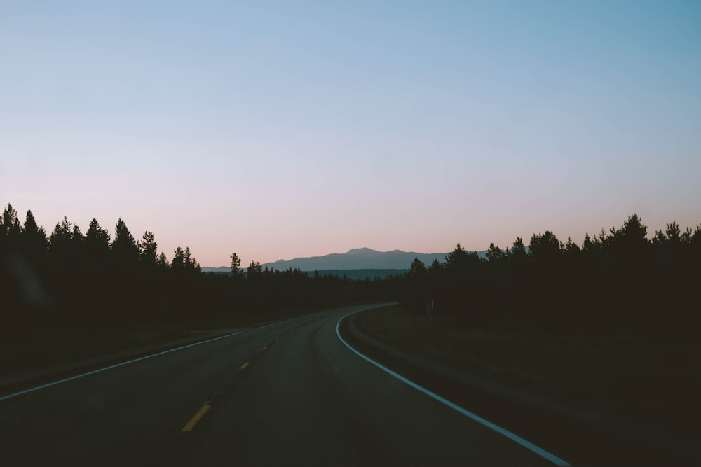 Carretera de hormigón durante la hora dorada