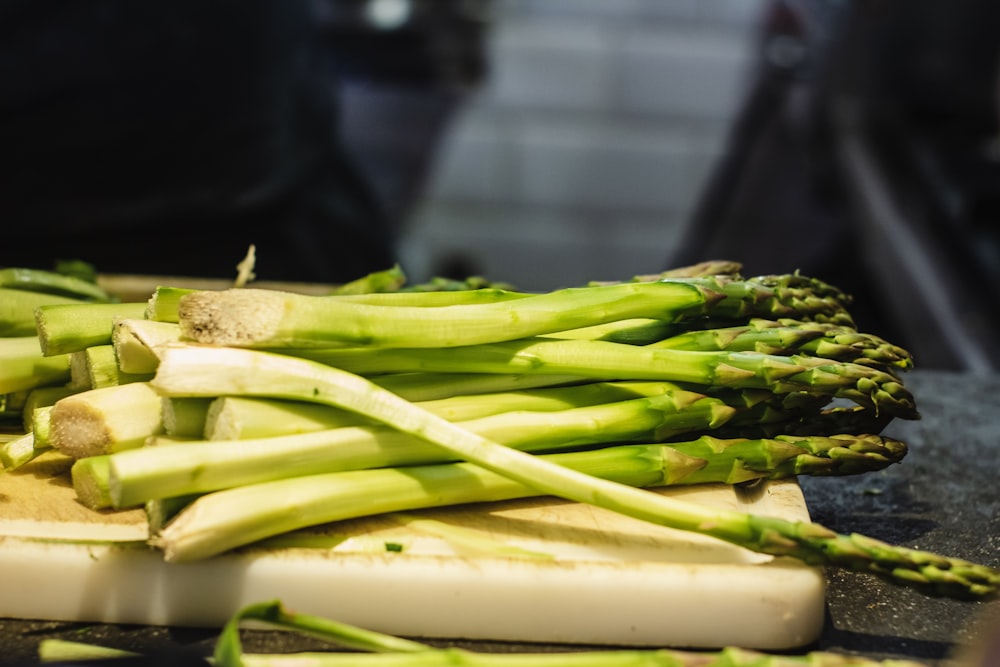 asparagus on chopping board