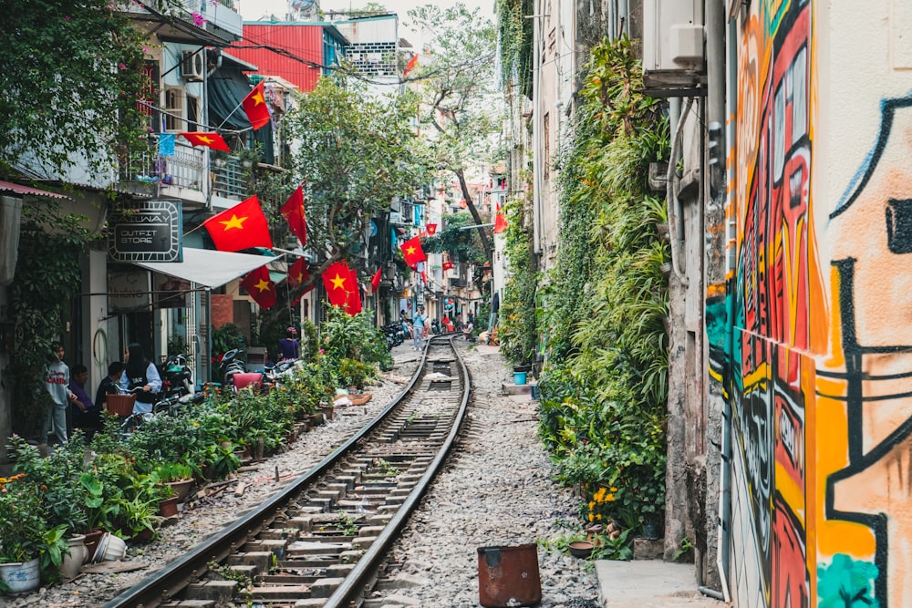 a train track running through an alley way