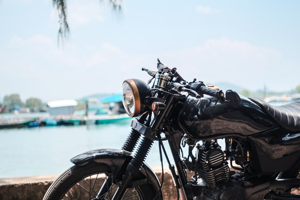 shallow focus photography of black motorcycle