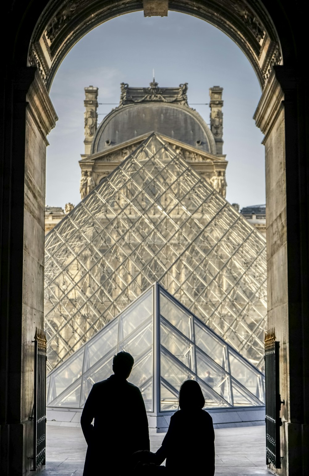 homme et femme debout dans le bâtiment