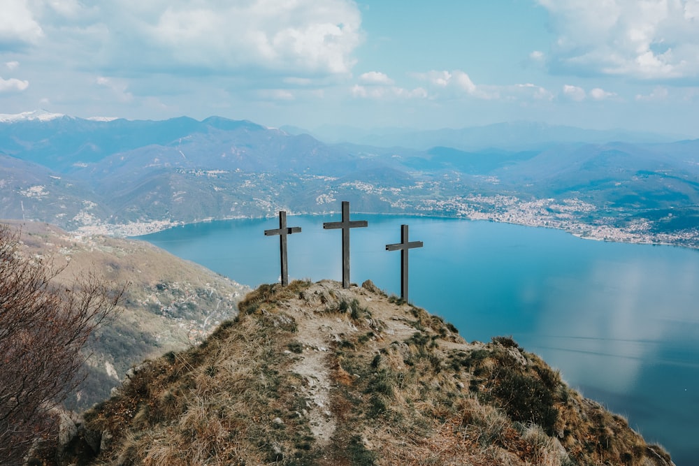 3 cruz de madeira no topo da montanha