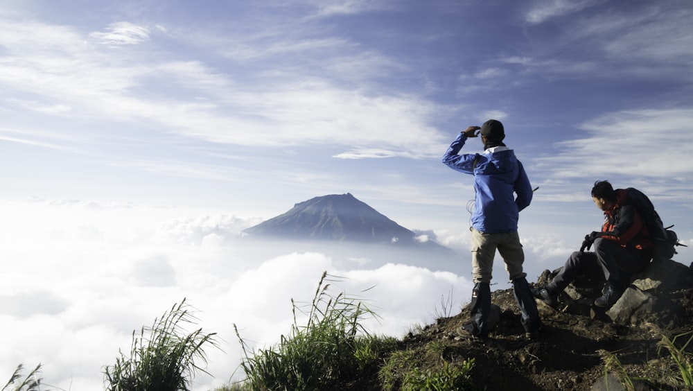 2 hombres en la cima de la montaña