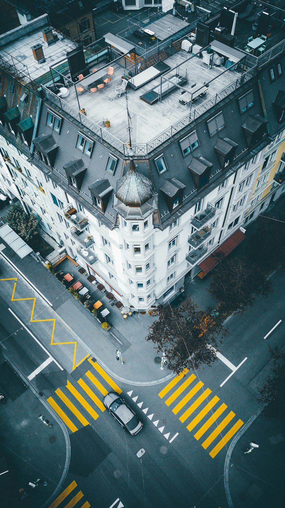 Fotografía aérea de un edificio de varios pisos de hormigón blanco y gris durante el día