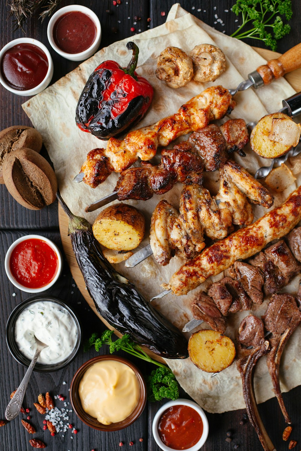 carne e legumes grelhados na mesa