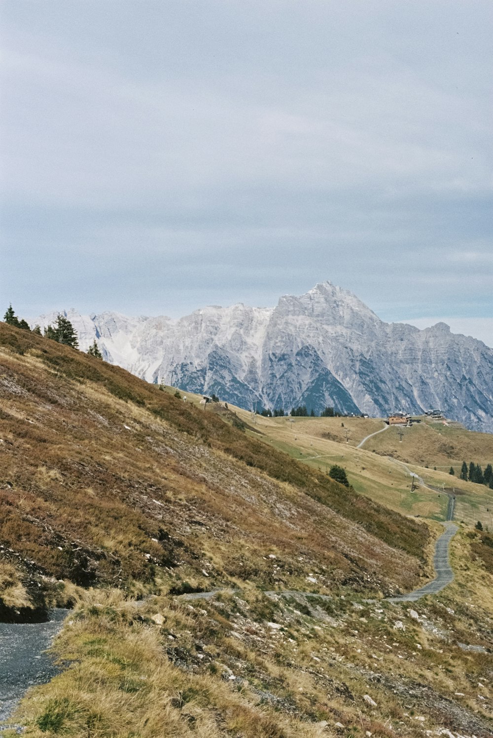 Braune und graue Berge unter blauem Himmel