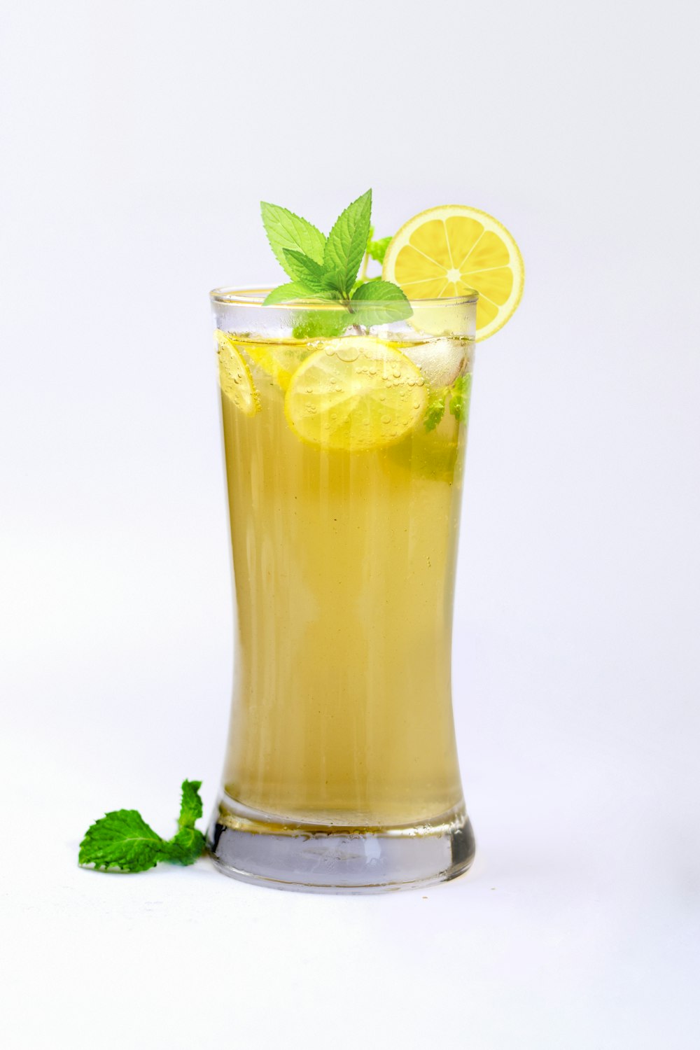 Zumo de limón en vaso con hierba de menta