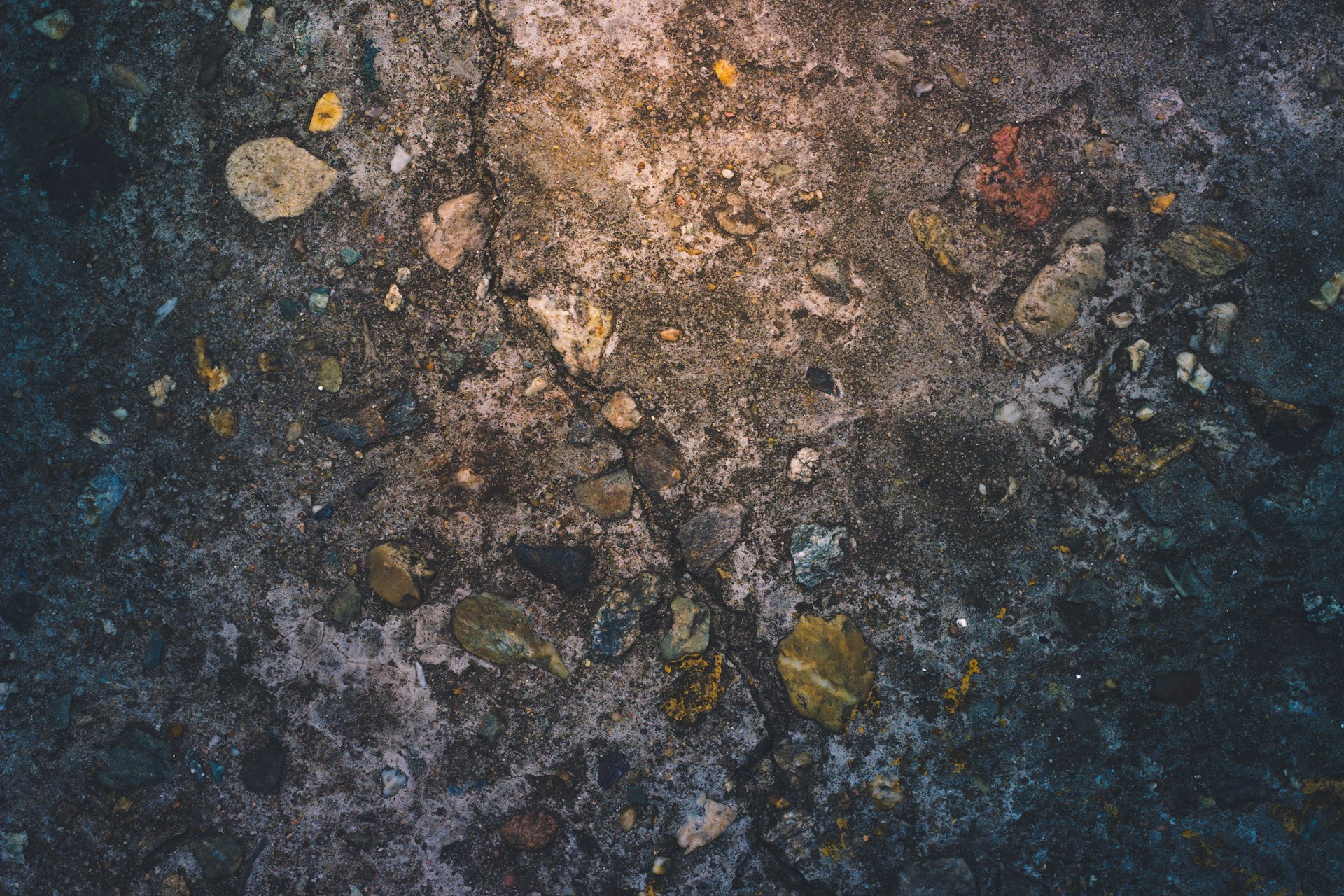 gray computer monitor