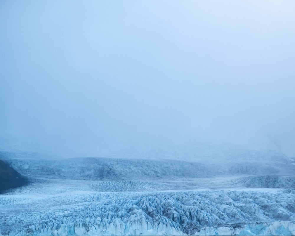 Montañas cubiertas de nieve