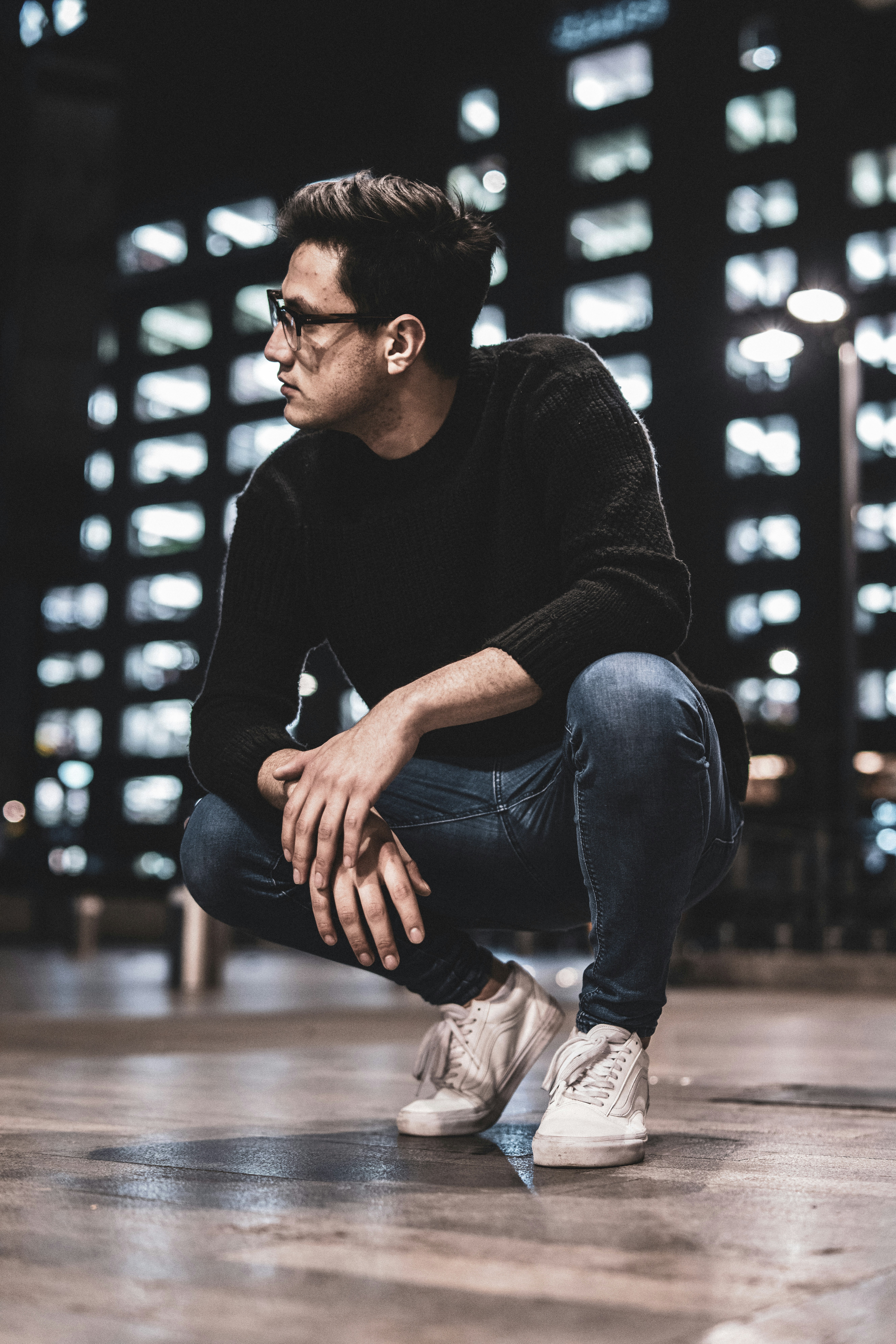 しゃがんで座る男性の写真 Unsplashで見つけるグレーの無料写真