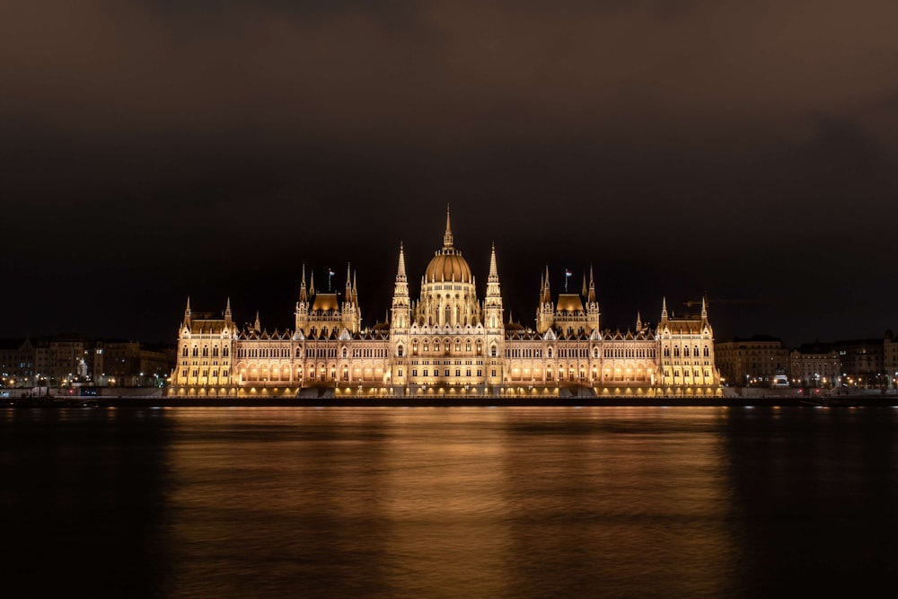 Edifício do Parlamento húngaro à noite