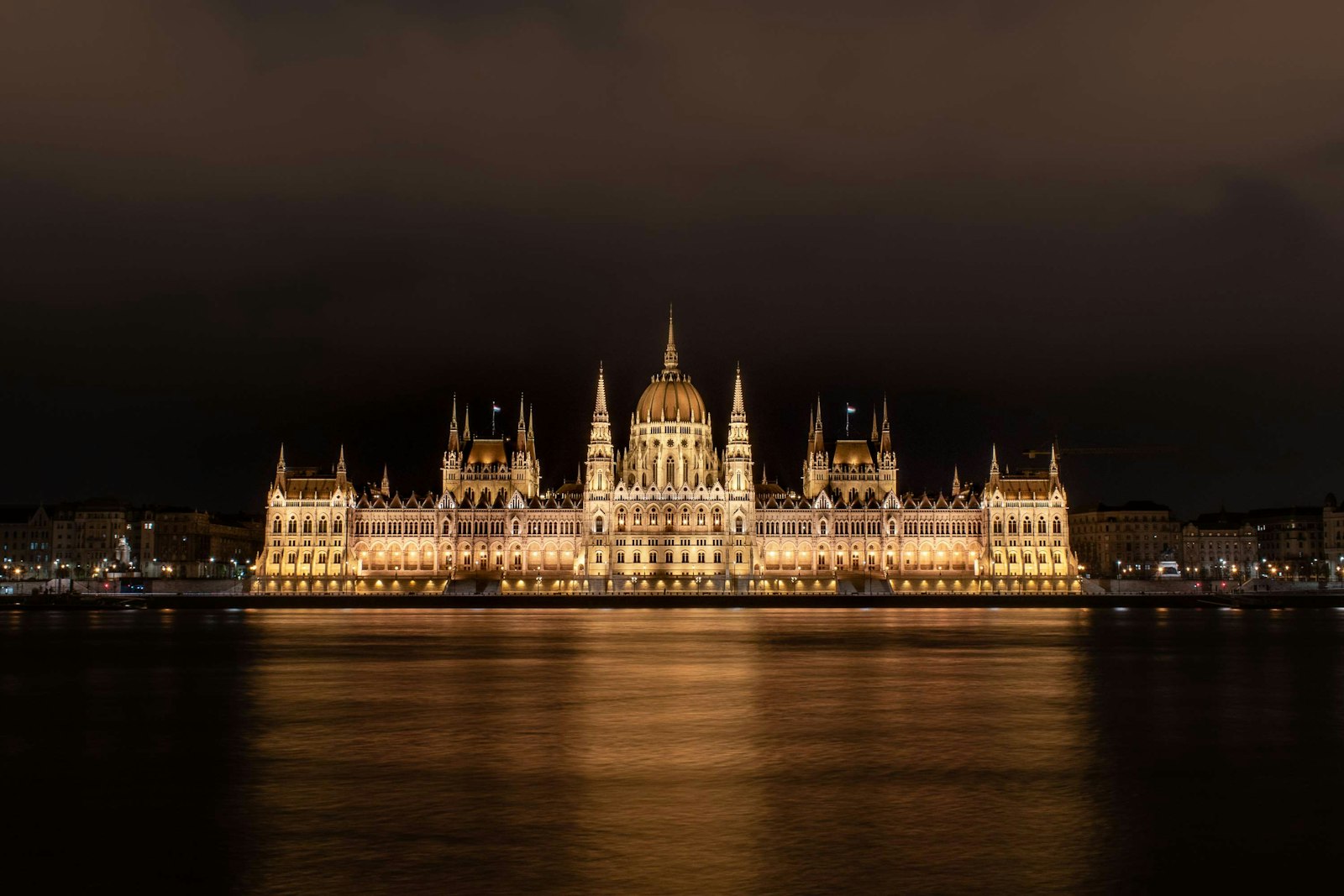 Nikon D5500 + Nikon AF-S DX Nikkor 18-55mm F3.5-5.6G II sample photo. Hungarian parliament building at photography