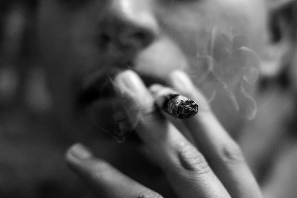담배를 피우는 남자의 선택적 사진