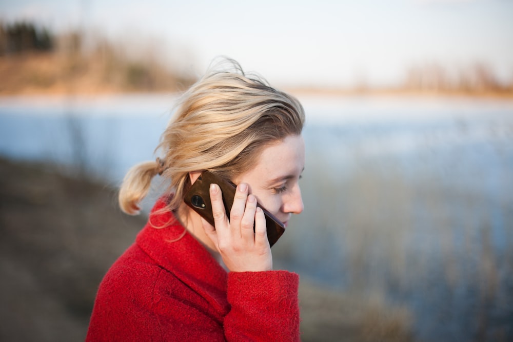 mujer atendiendo llamada telefónica