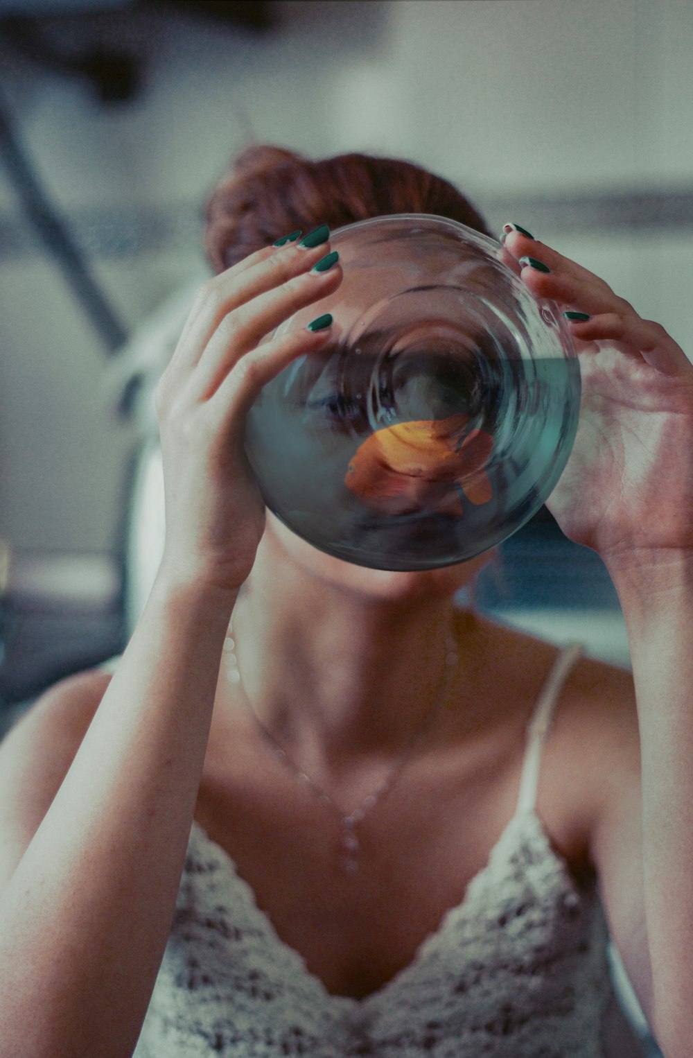 femme tenant un bol en verre transparent
